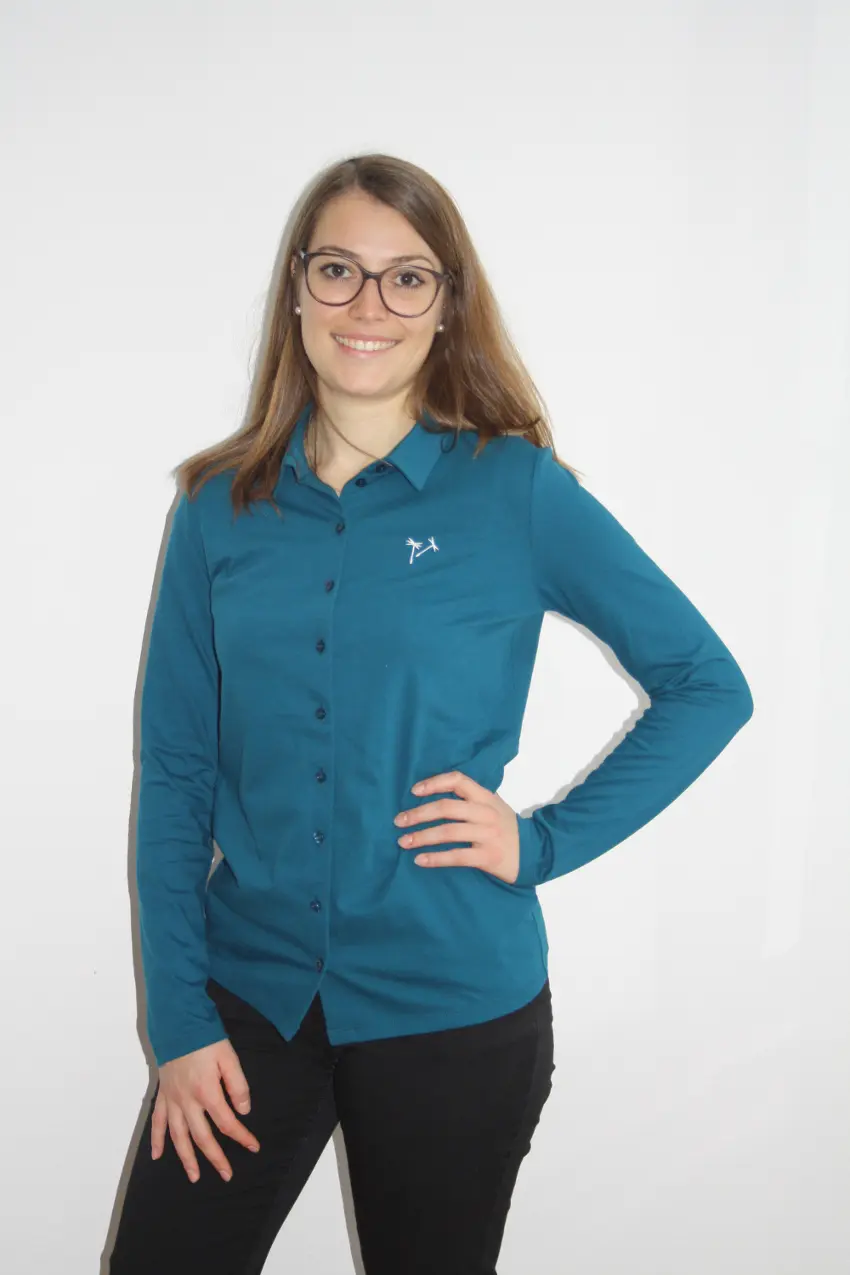 Dame in blauer Bluse
